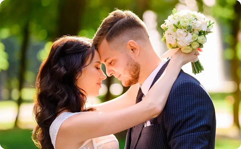 Pareja celebrando su casamiento